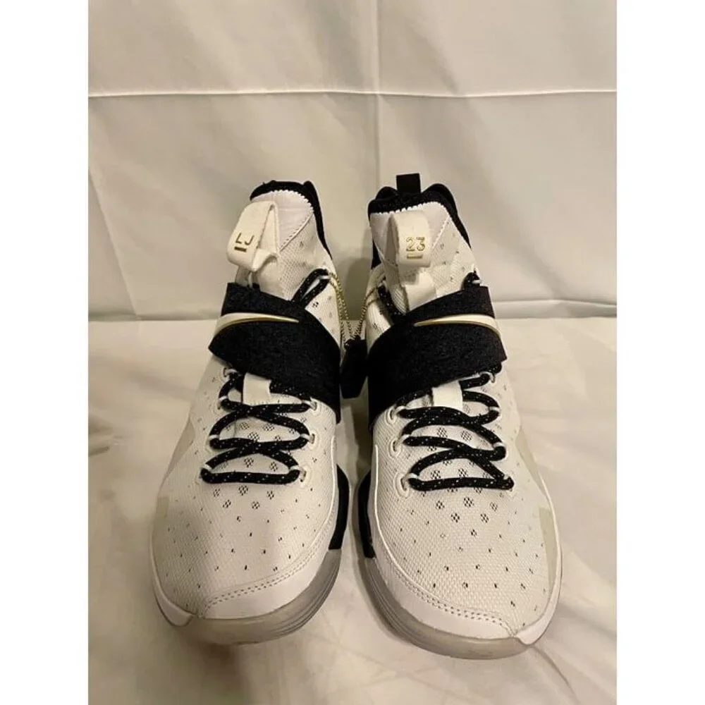 Nike White and Black Men's Athletic Shoes - Picture 1 of 5